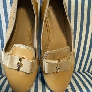 Tory Burch bow shoe’s leather sole